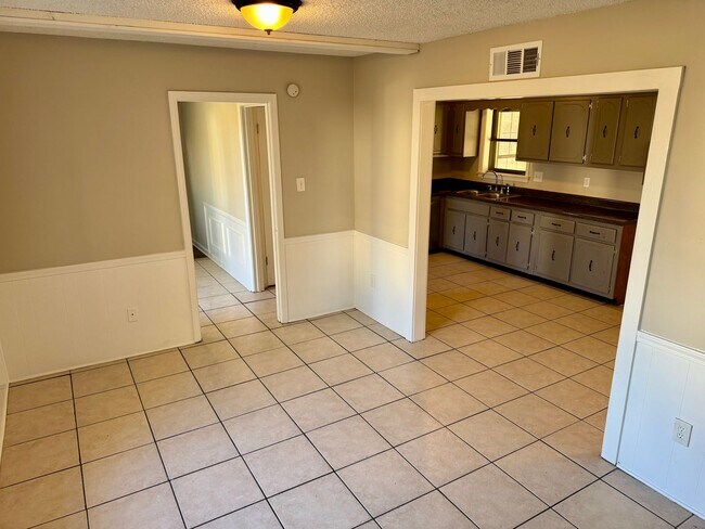 Foto del edificio - 7141 Oak Forest Dr