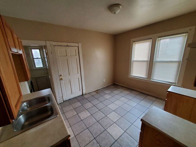 Building Photo - 2424n34K