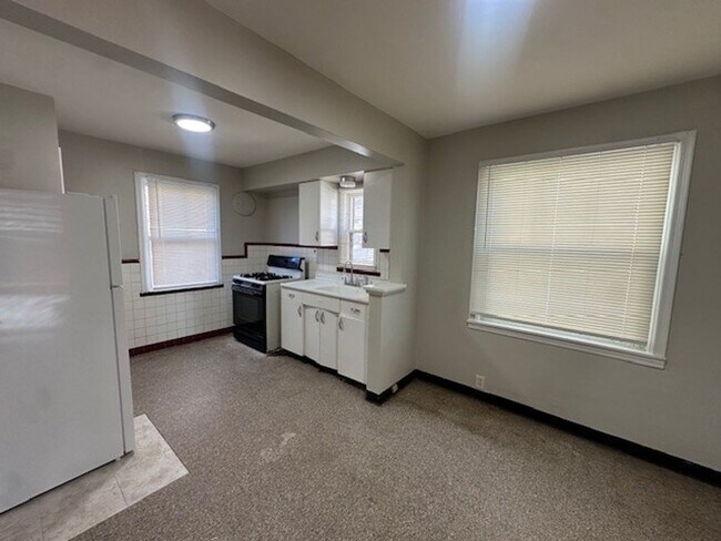 Foto del edificio - Vintage Beauty with Space, Light, and Classic Detail