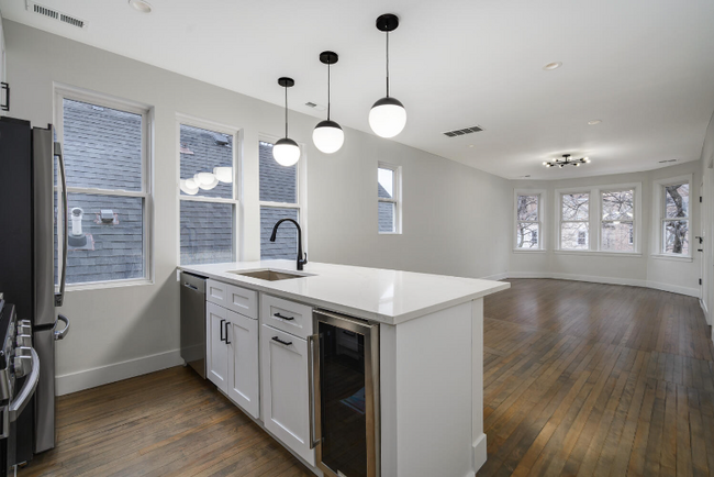 Foto del edificio - 2137 N Maplewood Ave
