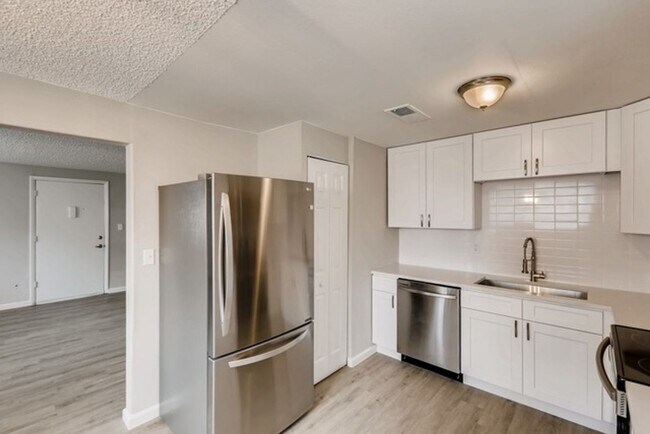 Foto del edificio - 3 Bedroom 2 Bathroom Condo in Lakewood!