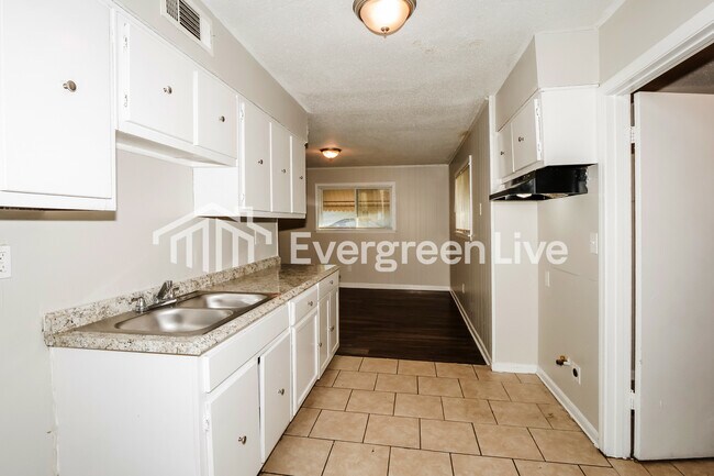 Foto del edificio - 3325 Cedar Springs Dr