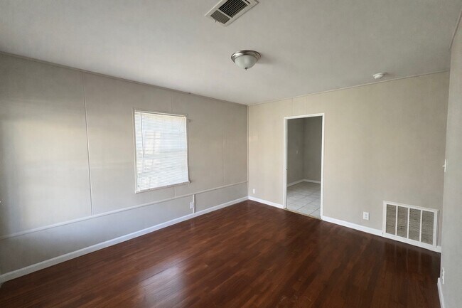 Foto del edificio - 249 Gloria Rd SW