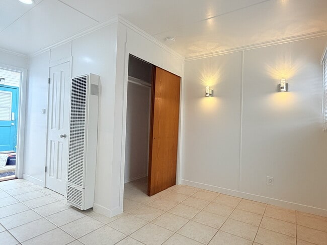 Building Photo - Come home to a cozy cottage on the coast! If you've been looking to make a move to the beach, now...