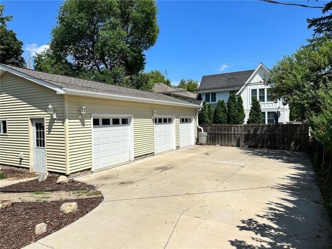Building Photo - 6033 Wooddale Ave