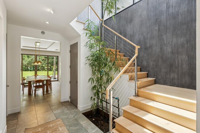 Building Photo - Luxurious Home in Barren Park Palo Alto