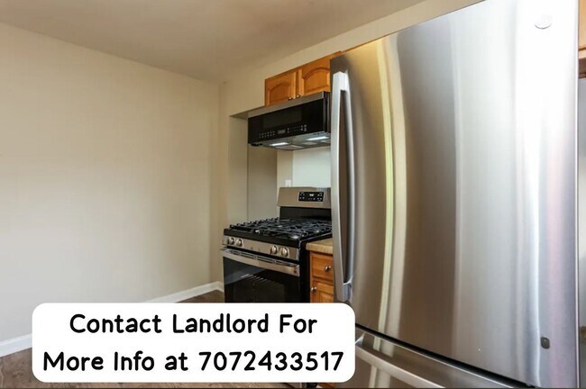 Foto del edificio - 2121 Cherry Ln