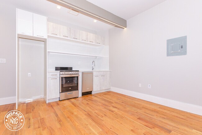 Building Photo - 245 Sullivan Pl