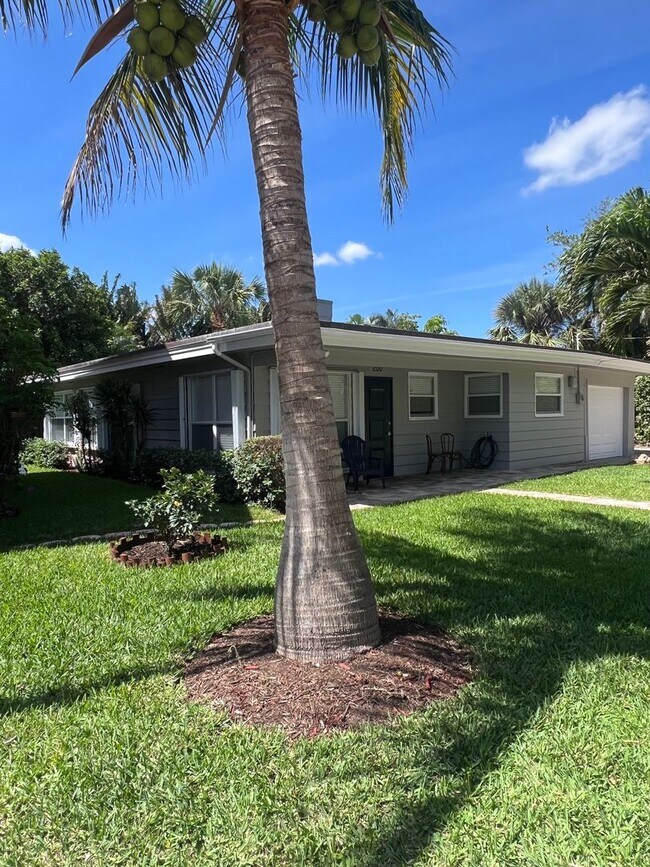 Foto del edificio - Cozy 2/1 home steps to the intercoastal!