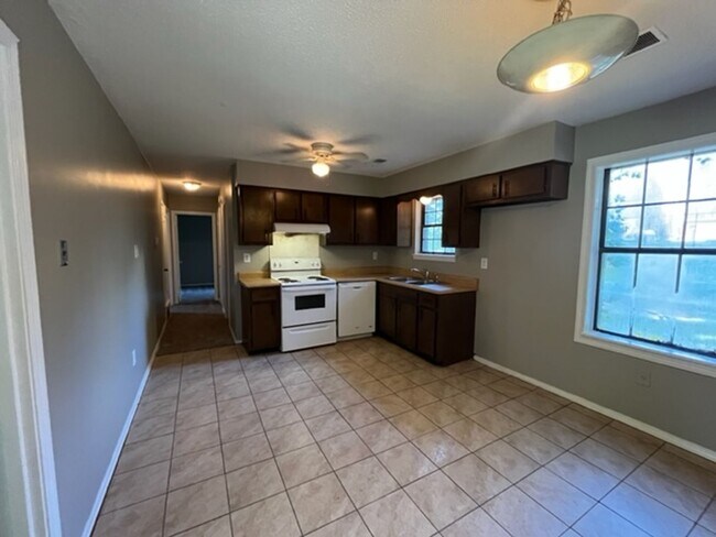 Building Photo - Renovated 2 Bedroom 1 Bath Home for Rent!!