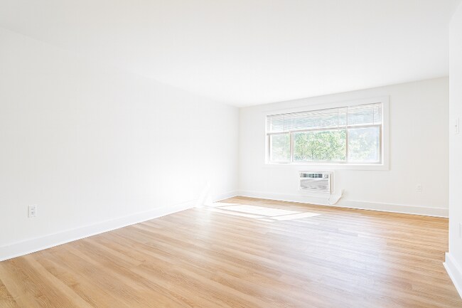 Foto del edificio - 4465 MacArthur Blvd NW