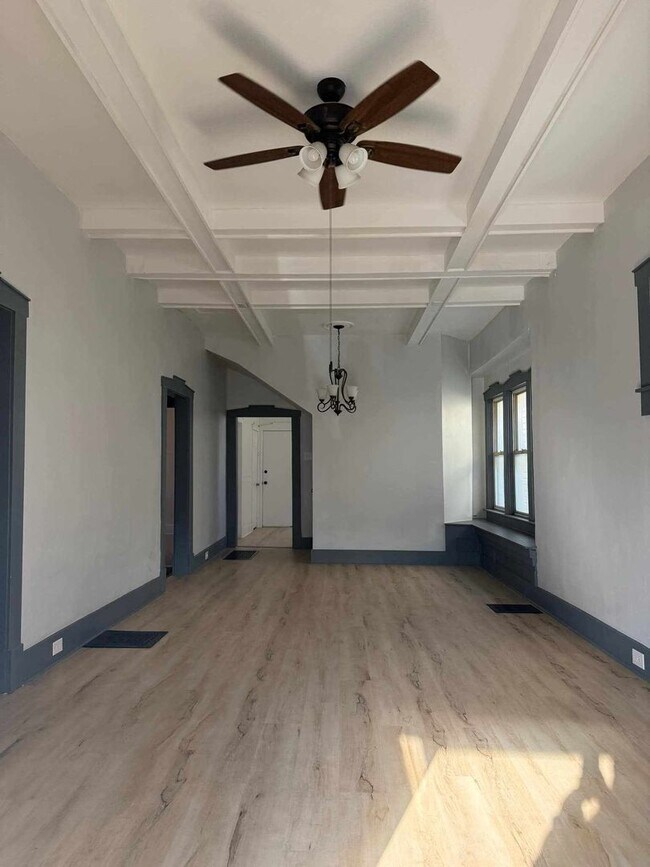 Building Photo - MASSIVE 4 bedroom, 2 bathroom house. RENOVATED