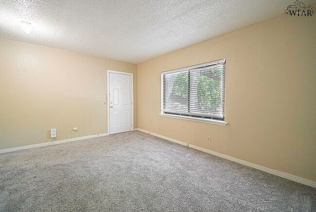 Building Photo - 2104 Virginia Dr
