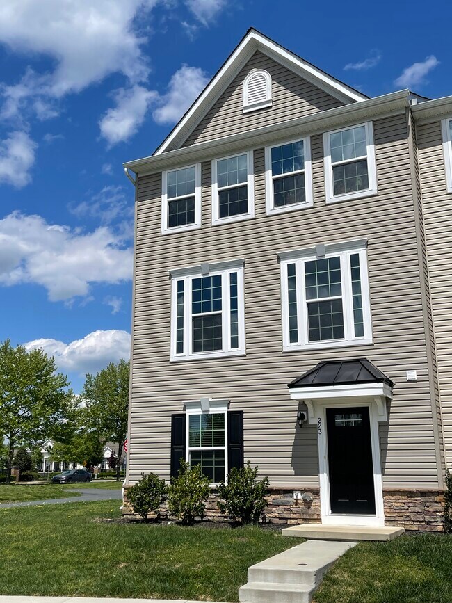 Foto del edificio - 223 Lake Seymour Dr