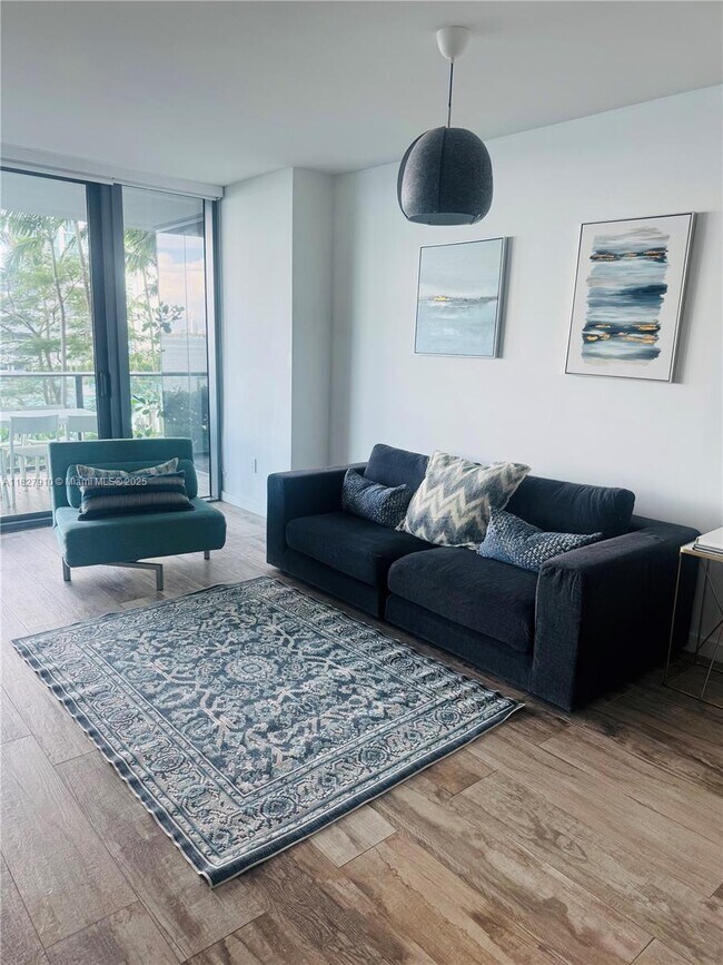 Foto del edificio - 650 NE 32nd St