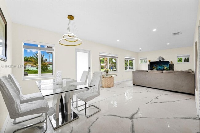 Building Photo - 6840 SW 26th Ct