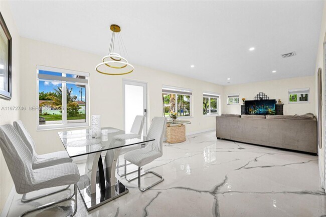 Foto del edificio - 6840 SW 26th Ct