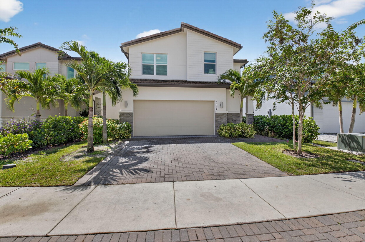 Foto principal - 4320 Buttonwood Dr