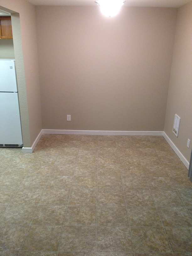 Large Dining Area off Kitchen - Edmonds Crest