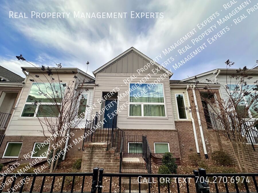 Primary Photo - Charming 3BR/3.5BA Townhouse in Charlotte!