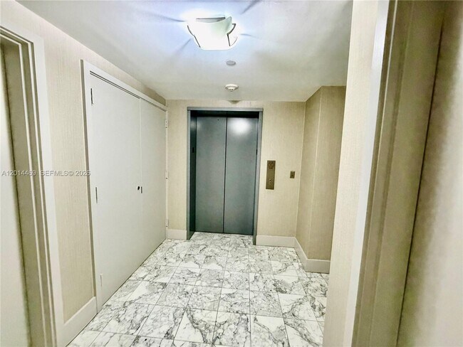 Building Photo - 1331 Brickell Bay Dr