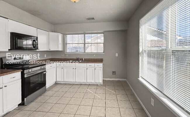 Foto del edificio - 15915 Rosebriar Dr