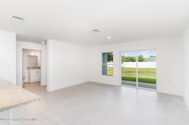 Building Photo - 1605 Par St NE