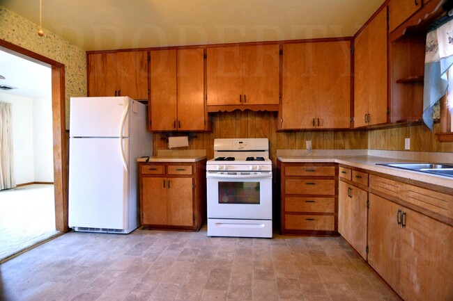 Building Photo - 3 bedroom 1 bath rental near Community Ele...