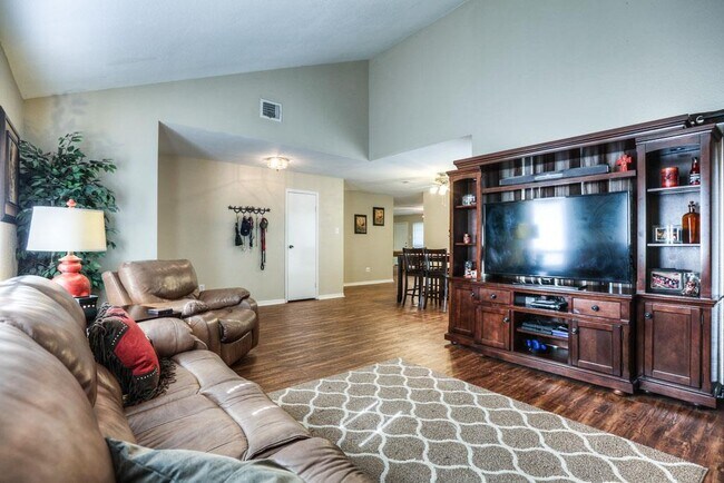 Building Photo - 827 Bradwell Dr