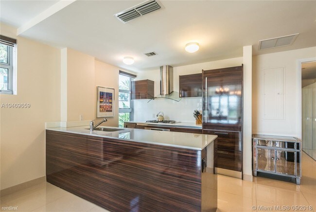 Foto del edificio - 3737 Collins Ave