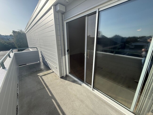 Foto del edificio - ONE BEDROOM ONE BATH UPDATED UPPER UNIT CONDO IN LARKSPUR ISLE