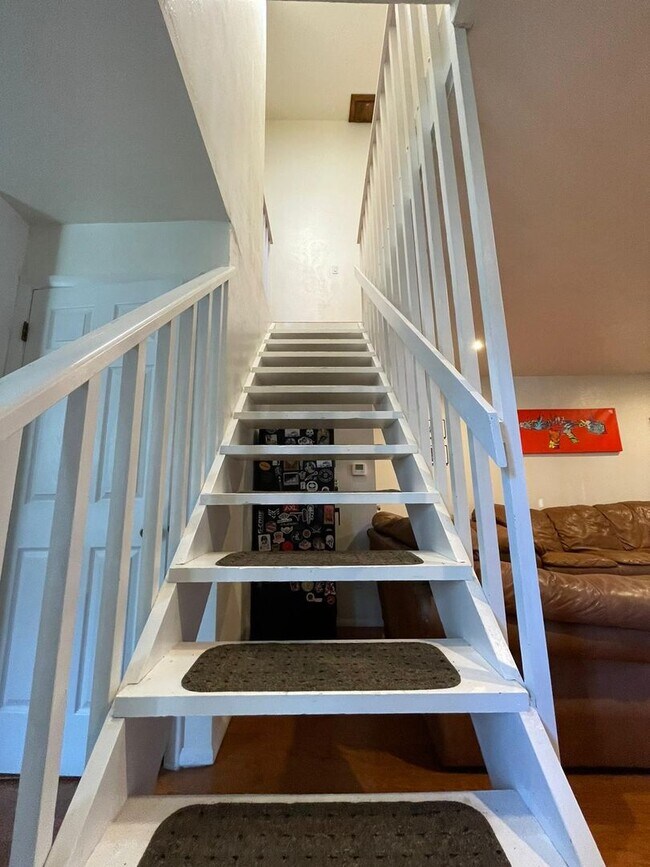 Building Photo - Avail. MAY 1ST. In charming Niwot, Vaulted...