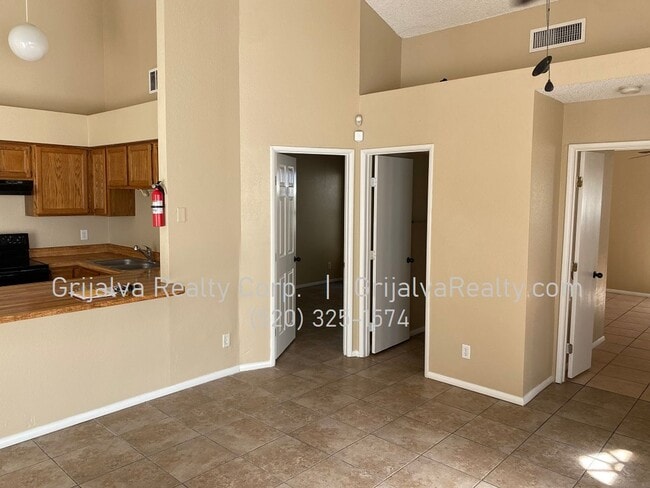 Building Photo - 3 Bedroom, 2 Bath Townhouse For Rent  (Los...