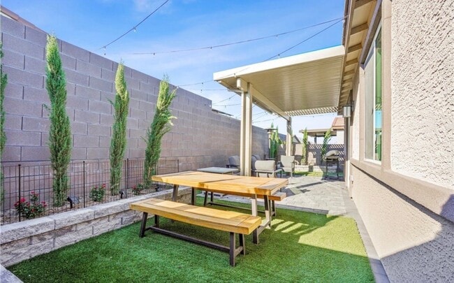 Building Photo - 9398 Noble Fir Rdg Ave