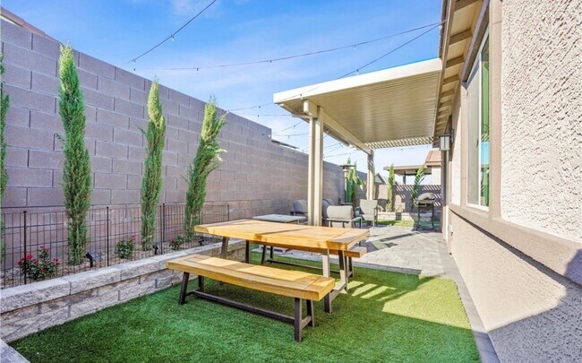Foto del edificio - 9398 Noble Fir Rdg Ave