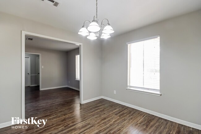 Building Photo - 5603 Sheraton Oaks Dr
