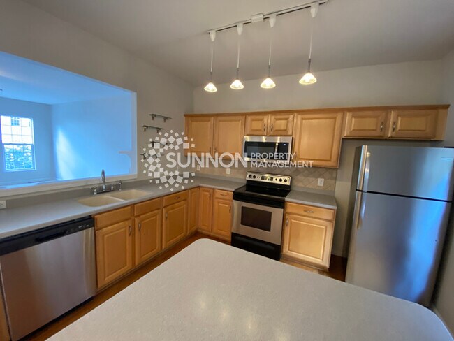 Building Photo - Spacious 2 BR + Den 3 BA Townhome