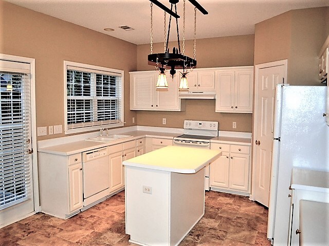 Building Photo - 14 Breckenridge Court
