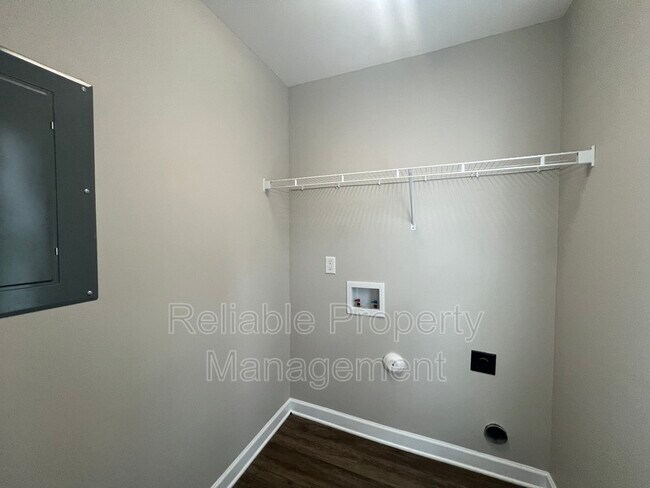 Building Photo - 115 E Kennel Ln