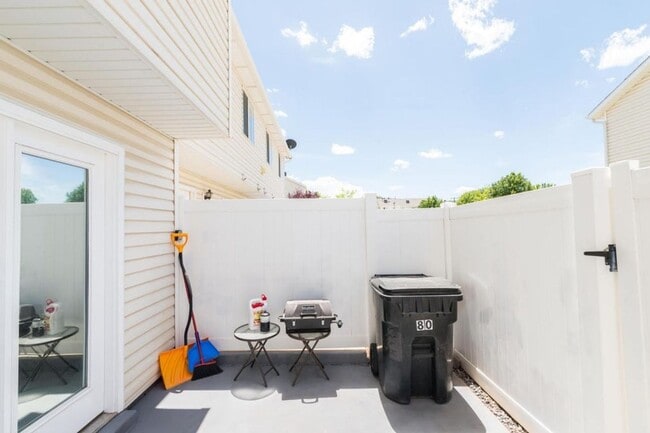Building Photo - Northfield Townhome