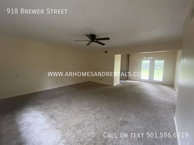 Foto del edificio - 918 Brewer Street | $1295 | 3 beds, 1 full...