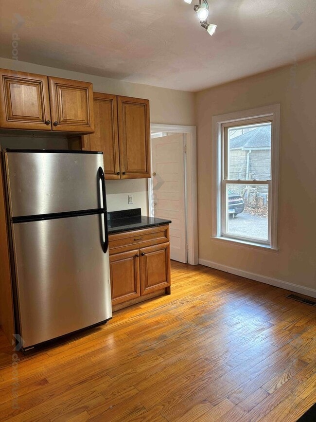 Building Photo - 27 Florence St