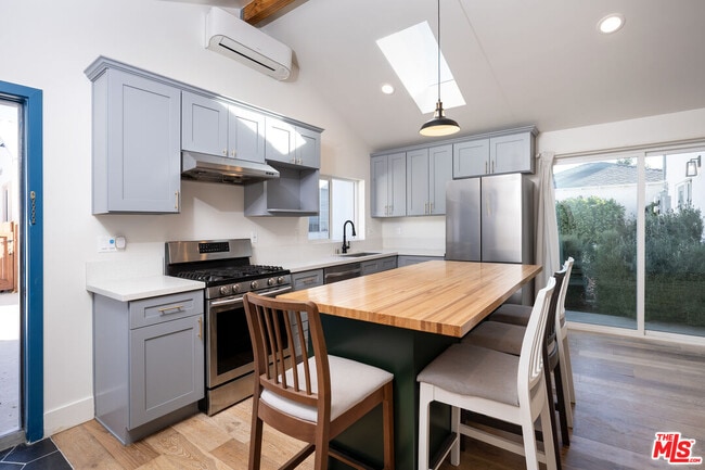 Foto del edificio - 6461 Whitman Ave