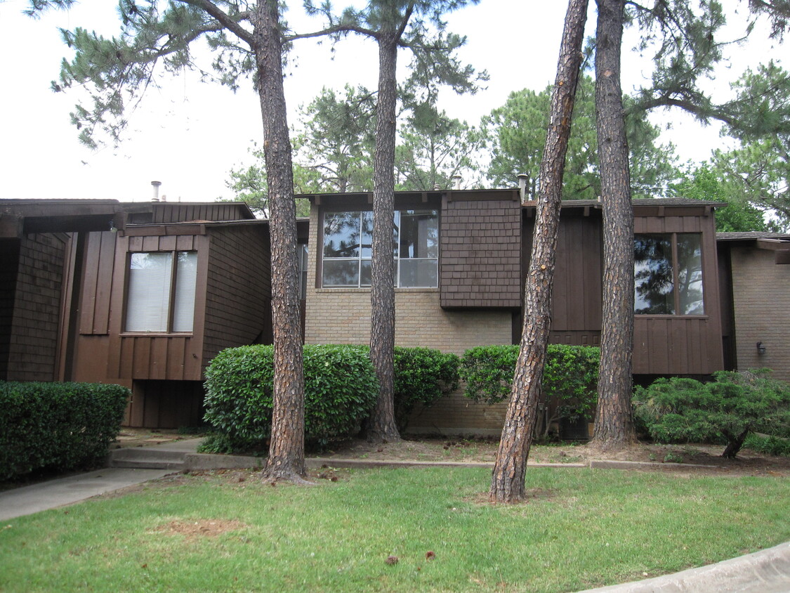 Whether you're commuting to Dallas, riding the shuttle to UNT, or just hanging out in Denton, this location is hard to beat. Open floor plan, great natural light and lots of storage. - 1809 Westminster Street