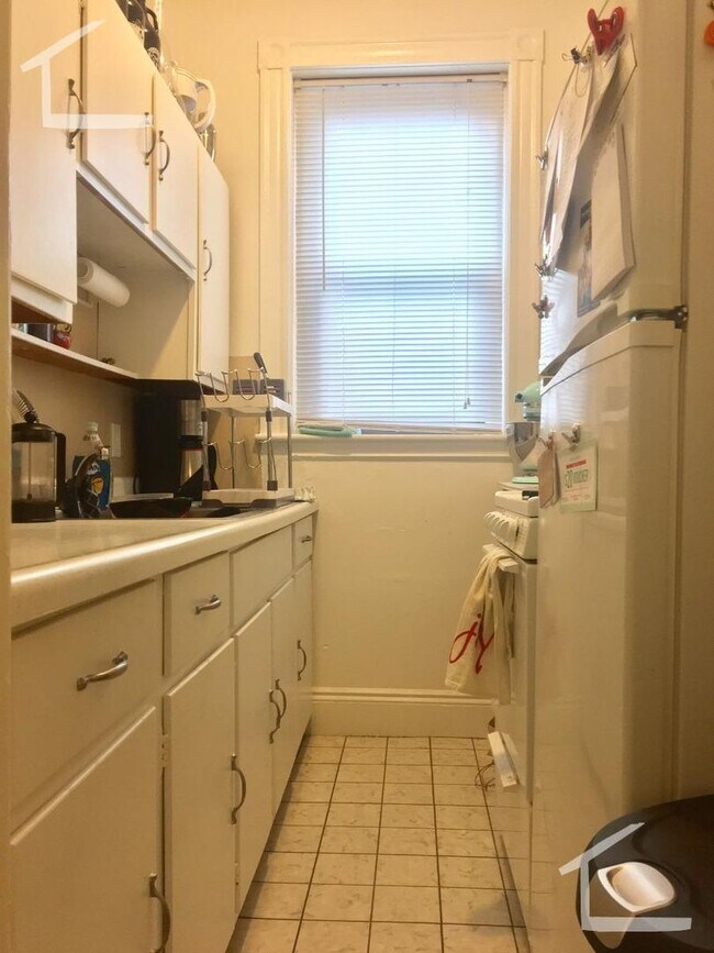 Foto del edificio - Huge, sunny 1 bedroom next to the Green Line