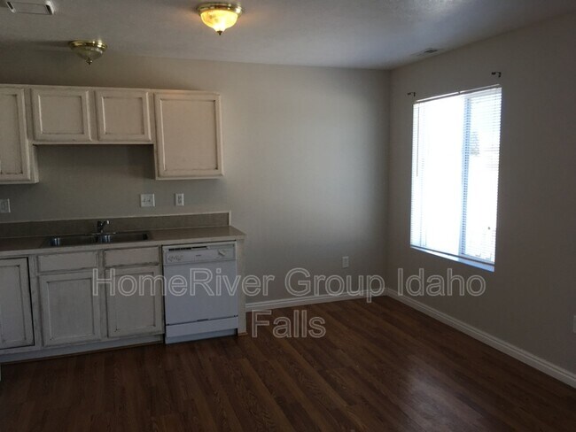 Building Photo - 3530 Greenfield Dr