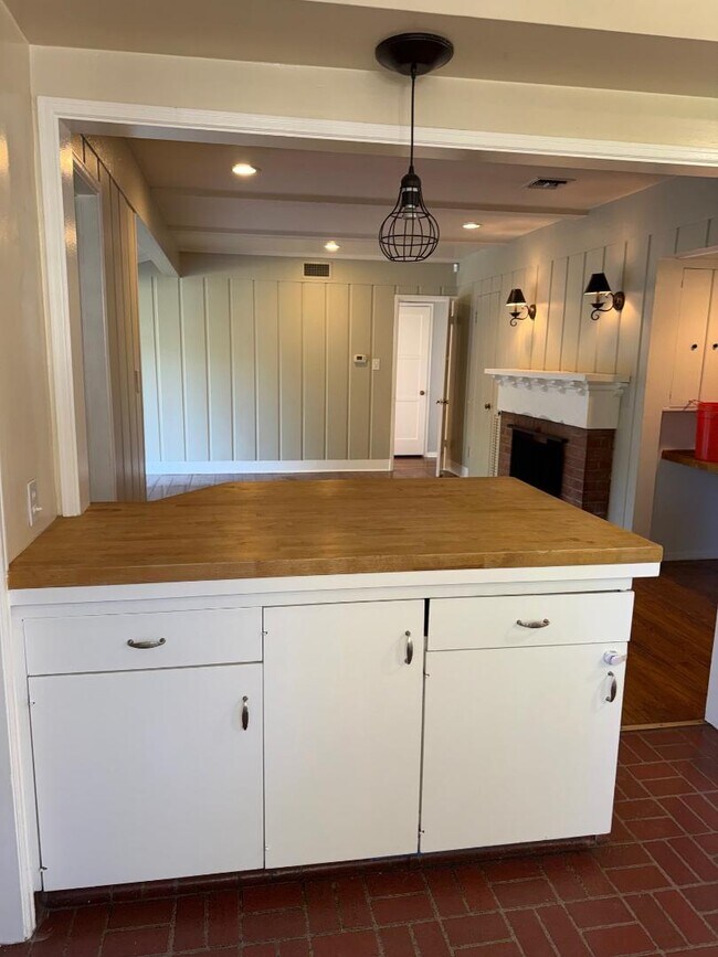 Barra de desayuno con vista a la sala familiar. - 4448 Carpenter Ave