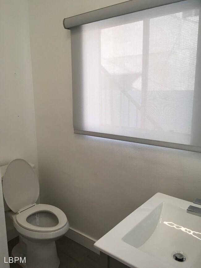 Building Photo - 722 S Manhattan Pl