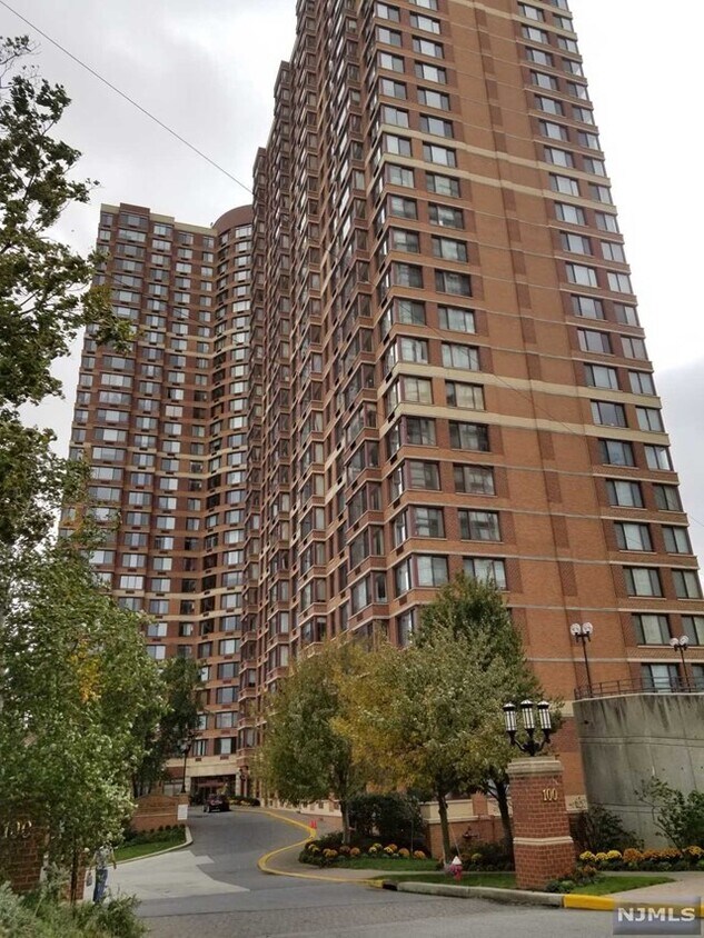 Primary Photo - 100 Old Palisade Rd