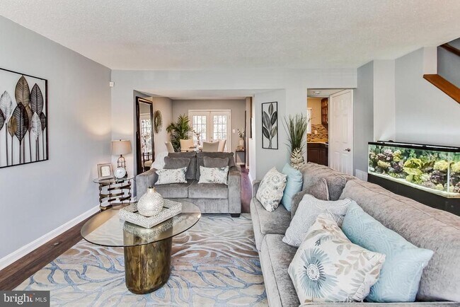 Foto del edificio - 6730 Mountain Lake Pl